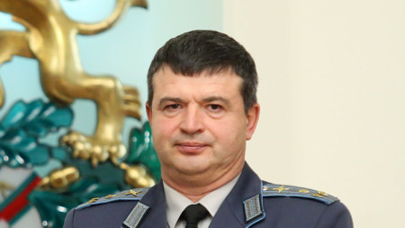 Началникът на училището бригаден генерал Юлиян Радойски поздрави за празника курсанти и преподаватели.