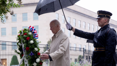 Президентът на САЩ Джо Байдън полага венец по време на церемония за 21-ата годишнина от атаките от 11 септември, Пентагона, Арлингтън, Вирджиния, 11 септември 2022 г.