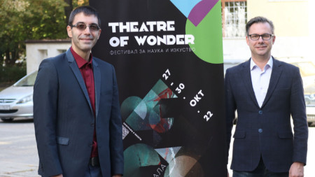 Владимир Божилов и Димитър Узунов ще представят нова версия на обогатената лекция-спектакъл „Дългият път към звездите“.