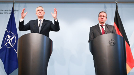 Йенс Столтенберг и Борис Писториус на пресконференция в Берлин, 24 януари 2023 г.