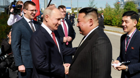 Путин и Ким се здрависват в космодрума Восточний, 13 септември 2023 г.