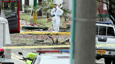 Криминалисти работят на мястото на атентата с кола бомба срещу полицейска академия в Богота.