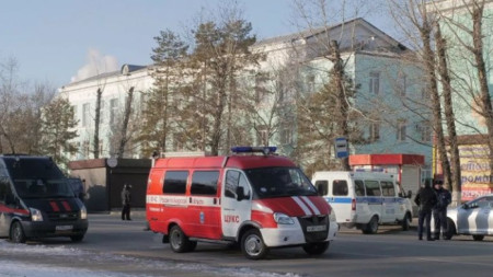 Коли на провоохранителните служби пред колежа в Благовешченск, където бе открита стрелба.