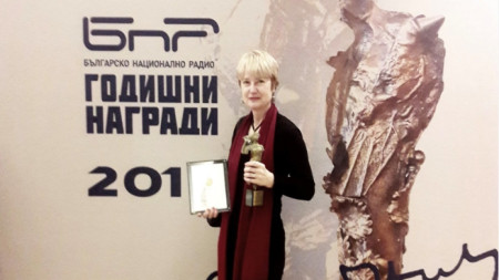 Аделина Александрова с приза „Златен глас“ на фондация „Надежда Дженева“