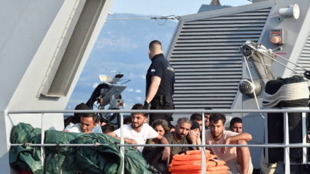 Мигранти на борда на кораб на бреговата охрана пристигат в пристанището в Каламата, Пелопонес, Гърция, архив, юни 2023 г.