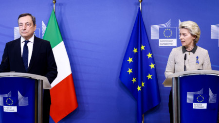 Фон дер Лайен и Драги преди срещата им в сградата Berlaymont, седалище на Европейската комисия, в Брюксел, 7 март 2022