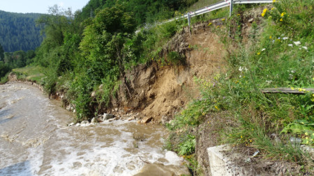 Придошлата река, вследствие на пороен дъжд, подкопа пътя Разлог-Якоруда-Велинград. Движението се осъществява в една лента.