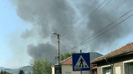 Голям пожар възникна в два склада на територията на Кресна