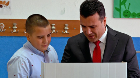 Македонският премиер Зоран Заев беше сред първите гласували в Струмица.