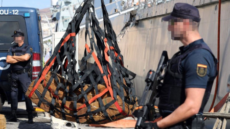 Заловените 1400 кг кокаин се разтоварват на пристанище на Канарските острови във вторник.