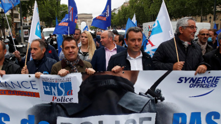 Полицаите протестират срещу реформа в МВР, която забранява спорен метод за арест.