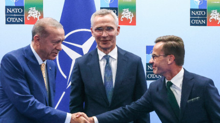 Турският президент Ердоган се здрависва с шведския премиер Кристершон (вдясно) в присъствието на генералния секретар на НАТО Столтенберг, Вилнюс, 10 юли 2023 г. 