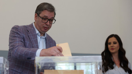 Президентът на Сърбия Александър Вучич гласува в избирателна секция в Белград в присъствието на съпругата си Тамара