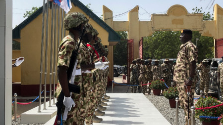 Началникът на Генералния щаб на нигерийската армия инспектира военни в щата Борно.