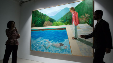 Творбата „Портрет на творец (Басейн с две фигури)“ Дейвид Хокни бе изложена в Хонконг през септември преди търга на „Кристис“ в Ню Йорк.
