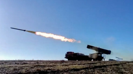 Самоходна система за залпова залпови ракети BM-27 Uragan по време на учение в Крим, 15 февруари 2022 г. .