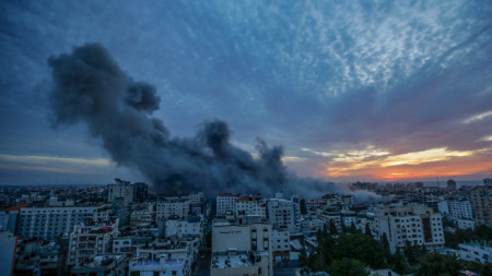 Дим се издига над Ивицата Газа след въздушна атака на израелската армия.