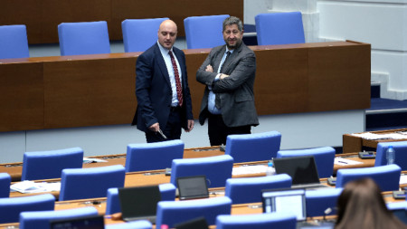Министърът на правосъдието Атанас Славов (вляво) и съпредседателят на ДБ Христо Иванов по време на дебатите в Народното събрание