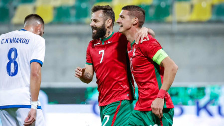 Капитанът Десподов (вдясно) и Делев вкараха головете за България в Ларнака.