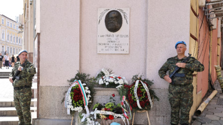 В рамките на честванията на 140 години от Съединението на България бяха положени венци и цветя на паметната плоча на майор Райчо Николов до площад 