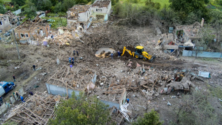 Жители отстраняват отломки на мястото на повредена сграда след ракетен удар в Краматорск, Донецка област, Източна Украйна, 14 юни 2023 г. 