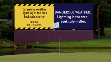 Табелите за опасност ат светкавици на игрифето за голф.