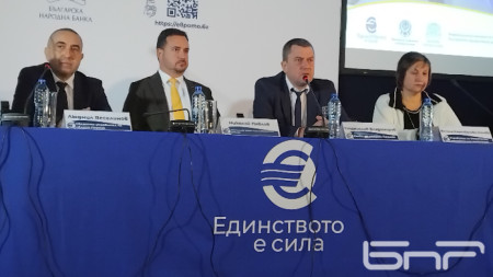/От ляво надясно/ Людмил Веселинов- областен управител на Перник, Николай Павлов- зам. министър на външните работи, Станислав Владимиров- кмет на Перник, Весела Караиванова- управител на НОИ