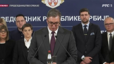 Президентът на Сърбия Александър Вучич прави обръщение към гражданите, обграден от представители на правителството.