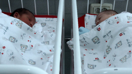 Две бебета са родени в първите часове на новата година