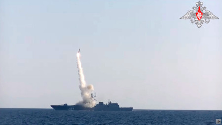 Кадър от видео показва военния кораб 