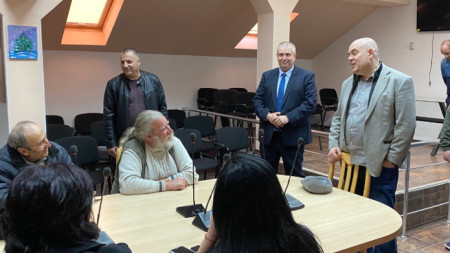 Главният прокурор Иван Гешев и главният секретар на МВР Ивайло Иванов разговаряха с общинските ръководства на Костенец и Ихтиман, както и на кметствата от района, във връзка с проведена специализирана полицейска операция по противодействие на битовата престъпност. 