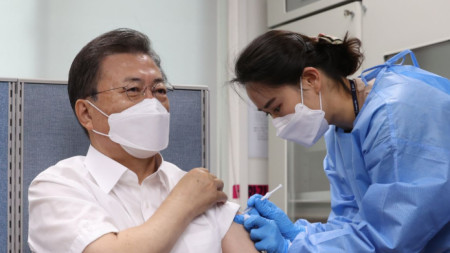 Президентът на Южна Корея Мун Дже-Ин получава първата доза на ваксината на 