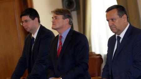 Тодор Чуров (в средата) е назначен за заместник-министър на външните работи