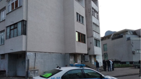 В апартамент във Враца са намерени мъртва жена и тежко