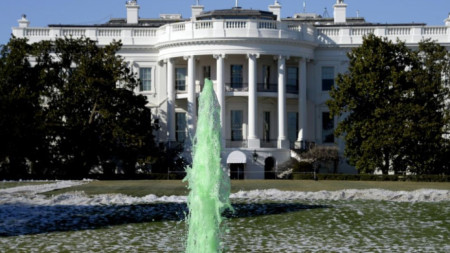 Зелена вода във фонтана на Белия дом.