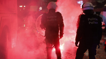 Части на полицията за борба с безредиците са разположени в центъра на Брюксел, 27 ноември 2022 г., след футболния мач от група F на Световното първенство по футбол през 2022 г. между Белгия и Мароко.