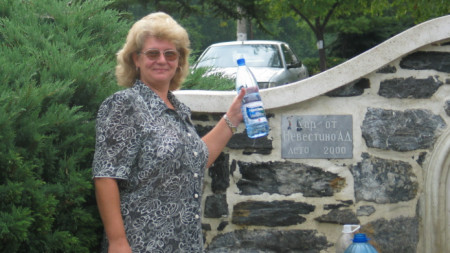От десетилетия местни жители и преминаващи по пътя от Кюстендил за Дупница и Благоевград наливат в туби и в бутилки от минералната вода в центъра на Невестино. 