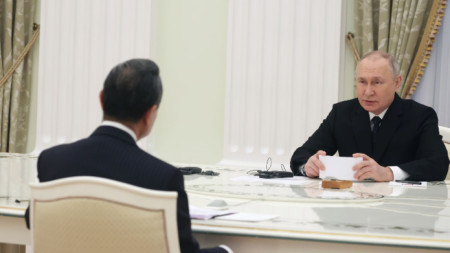 Момент от срещата на Путин с китайския първи дипломат Ван И
