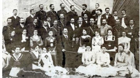Първият в България смесен църковен хор, основан от Руси Коджаманов (в средата с цигулката), гр. Видин, 1899 г.
