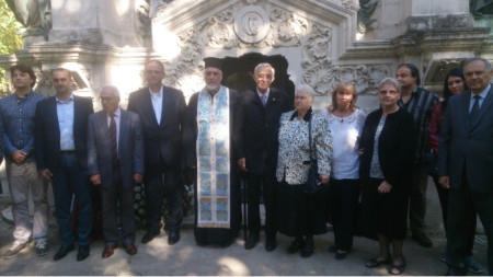 Българската делегация за честването на 200-годишнината от рождението на Евлоги и 195-годишнината на Христо Георгиев пред мавзолея в Букурещ.