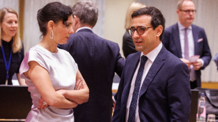Белгийският външен министър Хаджа Лабиб (вляво) и френският външен министър Стефан Сежурне по време на Европейския съвет по външни работи в Брюксел, Белгия, 22 юли 2024 г.