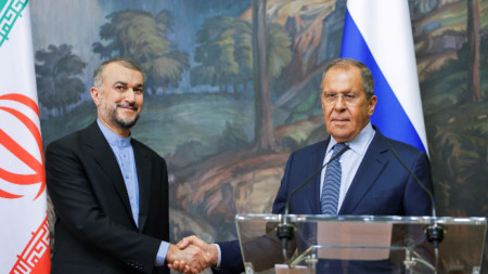Министрите на външните работи на Иран Хосеин Амир-Абдолахиан (вляво) и на Русия Сергей Лавров