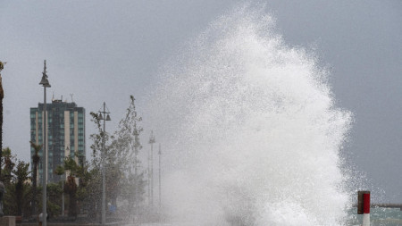 Огромна вълна удря крайбрежна алея в град Аресифе, когато бурята 