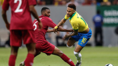 Неймар (вдясно) игра само 21 минути за Бразилия срещу Катар.