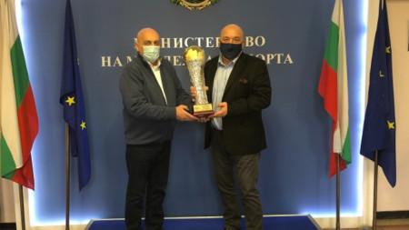 Красен Кралев получи купа от председателя на Автомобилната федерация на България Камен Михайлов.