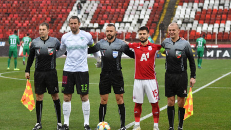 Ивайло Стоянов (в средата) преди началото на мача ЦСКА София - Берое.