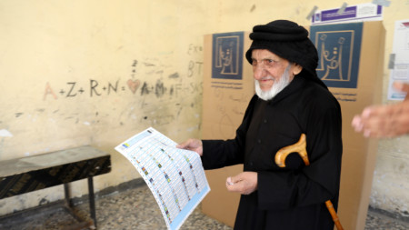 Иракчаните гласуват днес на парламентарни избори които мнозина възнамеряват да