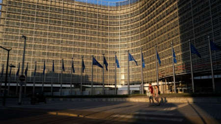Европейската комисия смята че премахването на патента върху ваксините срещу