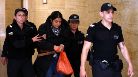 Мярка за неотклонение на Габриела Славова-Пеева, обвинена за съучастие в убийство на съпруга си Пейо, се гледа в Съдебната палата, 30 април 2024 г.