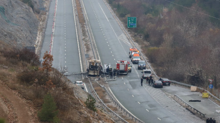 Движението в платното за Дупница, където стана тежката автобусна катастрофа с 45 загинали, се отклонява по обходен маршрут